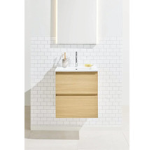 Badrum med tvättställsskåp, handfat, armatur och spegel