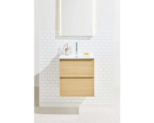 Badrum med tvättställsskåp, handfat, armatur och spegel