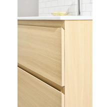 Detaljbild av ett badrumsskåp med lådor och handfat