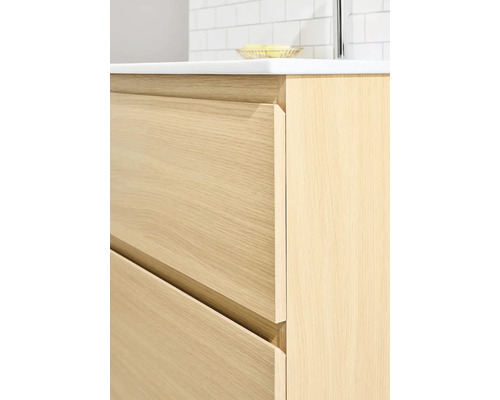 Detaljbild av ett badrumsskåp med lådor och handfat