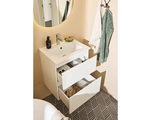 Tvättställsskåp med öppet lådsystem i badrummet.