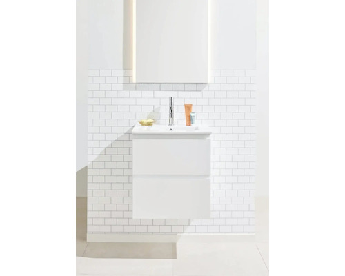 Modernt badrum med vitt tvättställsskåp, tvättställ, armatur och spegel