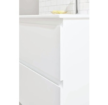 Detaljvy av ett vitt köksskåp med lådor