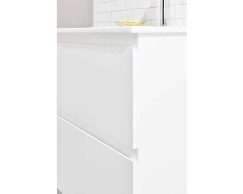 Detaljvy av ett vitt köksskåp med lådor