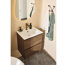 Modernt badrum med tvättställsskåp, spegel och handdukshängare