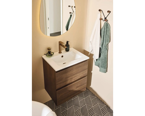 Modernt badrum med tvättställsskåp, spegel och handdukshängare