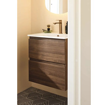 Badrum med tvättställsskåp, blandare och spegel