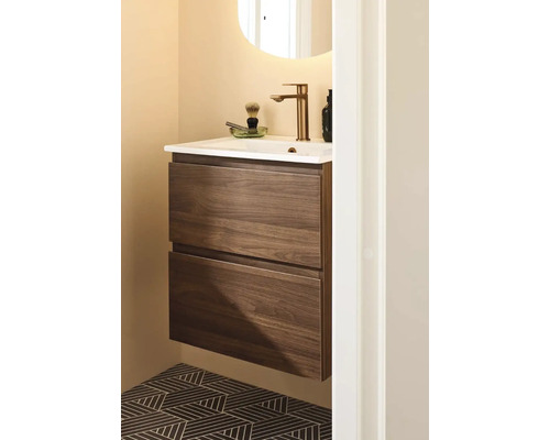 Badrum med tvättställsskåp, blandare och spegel