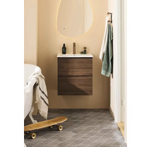 Modernt badrum med tvättställsskåp, spegel och klinkergolv