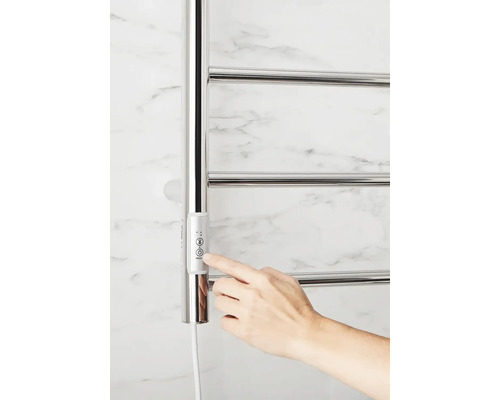 Hand slår på uppvärmd handdukstork