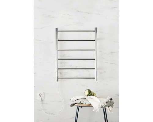 Elektrisk handdukstork i metall i badrum med marmorvägg