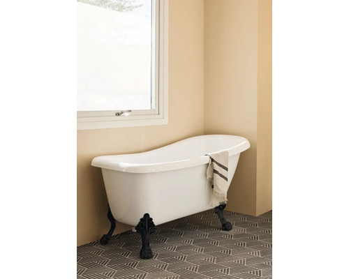 Fristående badkar i sanitetsakryl med tassar i badrummet