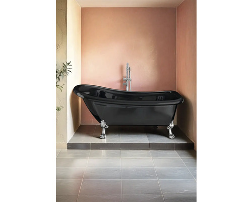 Svart badkar med lejontassfötter och armatur i badrum