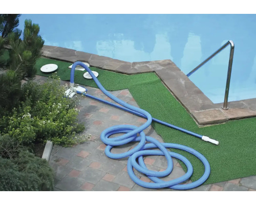 Poolrengörare med slang vid poolen