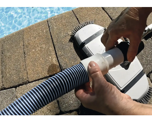 Ansluta en poolslang till en automatisk poolrengörare