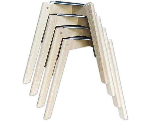 Staplade, obehandlade bordsben i trä med metallfästen