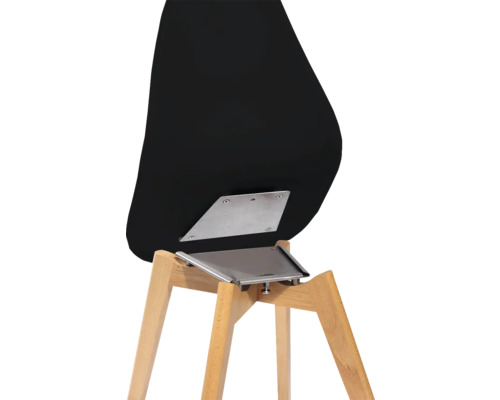 Detaljvy av en svart matrumsstol med träben