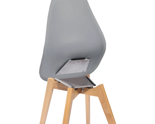 Detaljvy av en stol med träben och metallfäste under sitsen