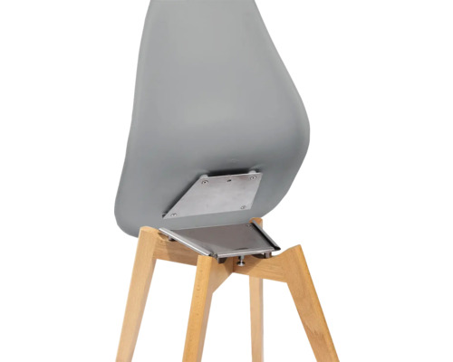 Detalj av en stol med träben och sits i plast