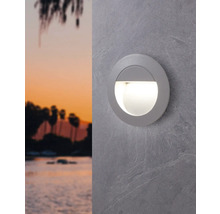 Rund vägglampa för utomhusbruk på en grå stenvägg