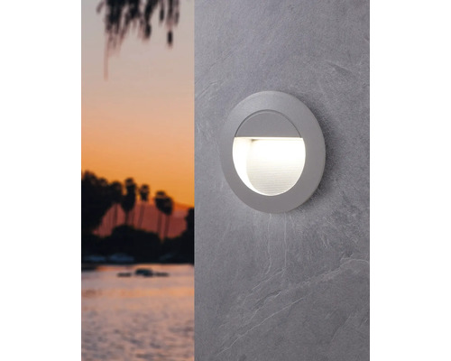 Rund vägglampa för utomhusbruk på en grå stenvägg