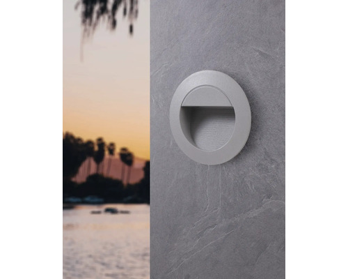 Rund LED infälld vägglampa på väggen