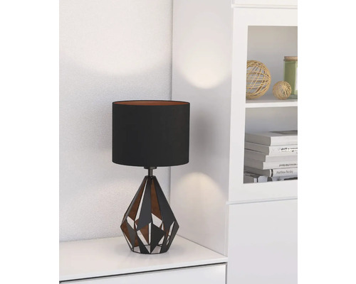 Bordslampa med geometrisk fot och svart skärm