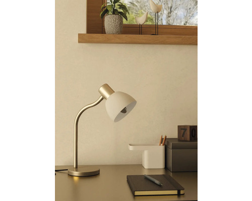 Bordsdekoration med skrivbordslampa, skrivbordsorganisatör, anteckningsbok och penna på ett skrivbord.