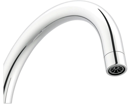 Detaljvy av en kromad vattenkranpip.