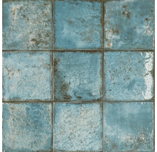 Fyrkantiga, blå plattor med strukturerad yta