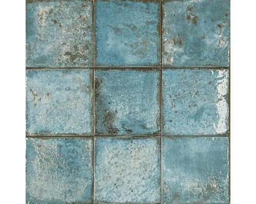 Fyrkantiga, blå plattor med strukturerad yta