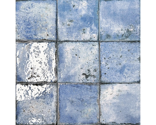 Nio kvadratiska, oglaserade väggplattor med oregelbundet mönster