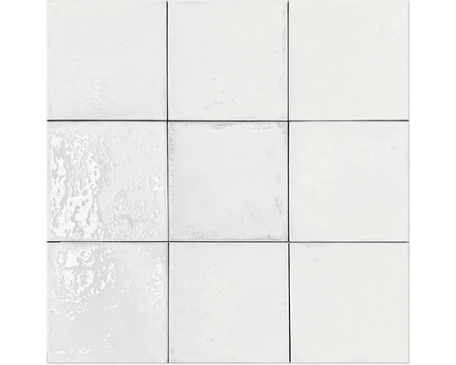 Nio kvadratiska, vita väggplattor