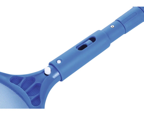 Närbild av en blå poolhåv med teleskopskaft