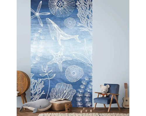 Rumsdekoration med en tapet med havsdjur, inklusive sjöstjärnor, en manet och en val