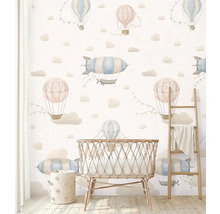 Barnrum med tapet med luftballonger, spjälsäng och trästege.