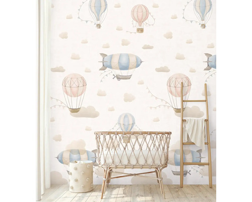 Barnrum med tapet med luftballonger, spjälsäng och trästege.