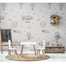 Barnrum med ballongtapet, barnbord, stolar och griffeltavla
