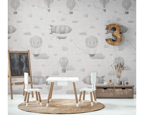 Barnrum med ballongtapet, barnbord, stolar och griffeltavla