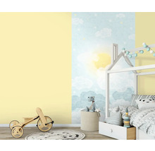 Ljust barnrum med säng i husdesign, molntapet, leksaker och springcykel i trä