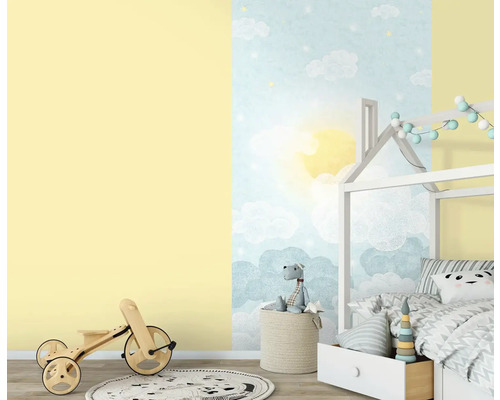 Ljust barnrum med säng i husdesign, molntapet, leksaker och springcykel i trä