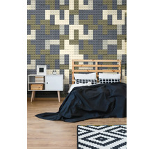 Sovrum med väggdesign i form av byggstenar, säng med träram och vitt sängbord