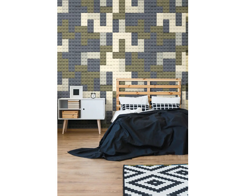 Sovrum med väggdesign i form av byggstenar, säng med träram och vitt sängbord