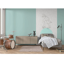 Inredning av ett rum med ett trumset, byrå, säng och dekorationer.