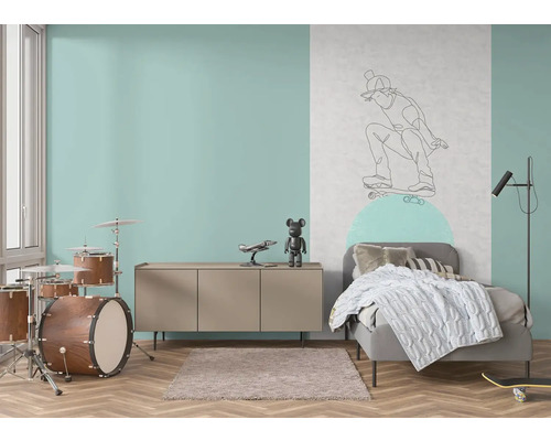 Inredning av ett rum med ett trumset, byrå, säng och dekorationer.