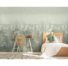 Ljust rum med fototapet som föreställer en skog, en träbädd och ett skrivbord