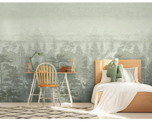 Ljust rum med fototapet som föreställer en skog, en träbädd och ett skrivbord
