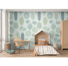 Barnrum med träd tapet, leksaksflygplan och träsäng