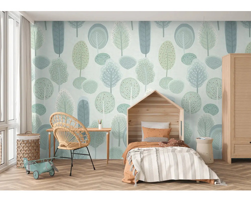 Barnrum med träd tapet, leksaksflygplan och träsäng