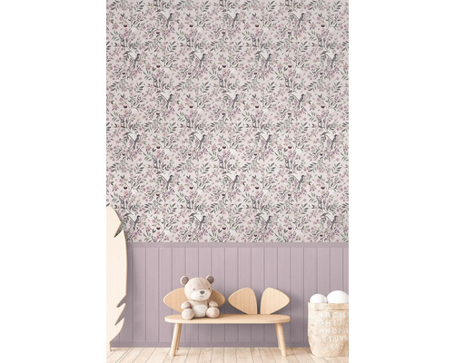 Rum med blommönstrad tapet, träpanel och barnmöbler